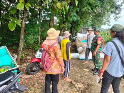 Babinsa dan PPL Nogosari Dampingi Petani Panen Padi