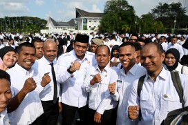 Gubernur Sumut Berikan THR Guru PPPK Paruh Waktu dan Guru Tidak Tetap