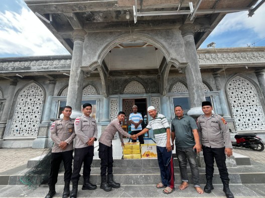 Polda Aceh Bagikan Kurma Bantuan Kapolda Tahap 2 Untuk Masyarakat
