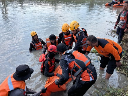Balita Tewas Terperosok Masuk Ke Dalam Kubangan Galian C di Madiun