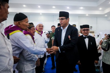 Tepung Tawar Warnai Pelepasan Calon Jemaah Haji Medan, Rico Waas Sampaikan Pesan Menyentuh