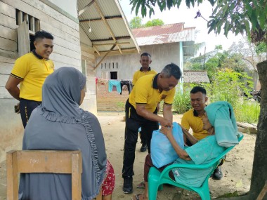 Brimob Kompi 2 Batalyon B Pelopor Satbrimob Polda Aceh Serahkan Sembako Kepada Warga Kurang Mampu
