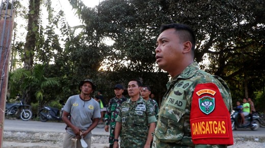 Perbaiki Rumah, Rugaiyah di Desa Alue Canang, Dansatgas TMMD Reguler Ke-128 Kodim 0104/Aceh Timur : Jaga Kesehatan dan Keselamatan
