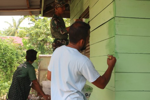 Satgas TMMD Reg Ke-128 Kodim 0104/Atim Cat Rumah Asuh Milik Solehan