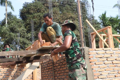 Satgas TMMD Lanjutkan Pembangunan RTLH, Pengecoran Balok Rumah Warga di Desa Alue Canang