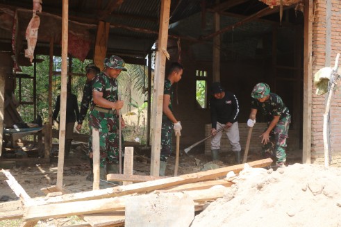 Satgas TMMD Kodim 0104/Atim Awali Pengerjaan RTLH Dengan Pembongkaran Rumah Lama