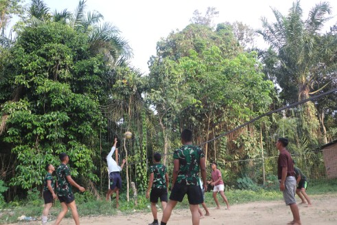 Bangun Infrastruktur, Bangun Persaudaraan : Satgas TMMD Main Voli Bareng Warga