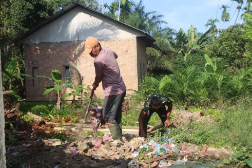 Satgas TMMD Ke-128 dan Warga Gelar Aksi Bersih di Lokasi MCK di Desa Alue Canang