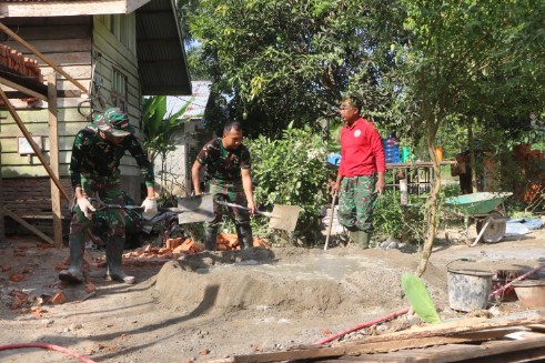 Tangan Terampil Satgas TMMD Hadirkan Harapan Baru di Rumah Abdul Rahman di Desa Alue Canang