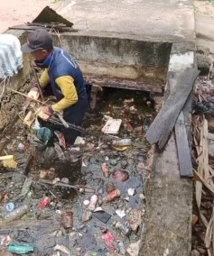 Cegah Banjir di Musim Hujan, DLH Taliabu Bersihkan Tumpakan Sampah di Drainase