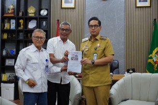 Rico Waas Dorong Purnabakti Lurah Dokumentasikan Pengalaman Dalam Buku