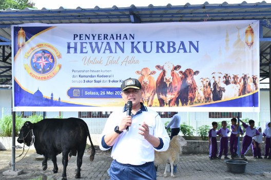 Dankodaeral I Serahkan Hewan Qurban Untuk Masyarakat dan Prajurit