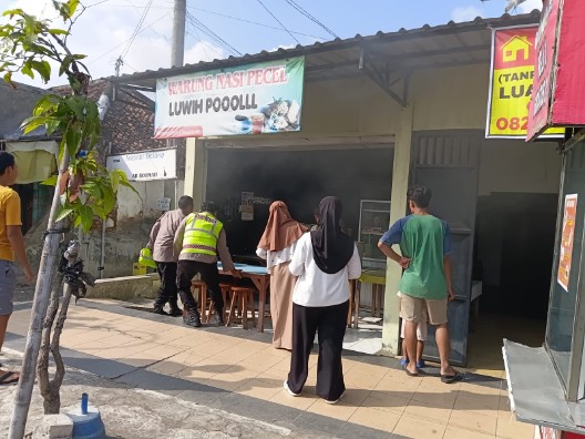 Diduga Lupa Matikan Kompor, Warung Nasi Pecel di Takeran Nyaris Ludes Terbakar