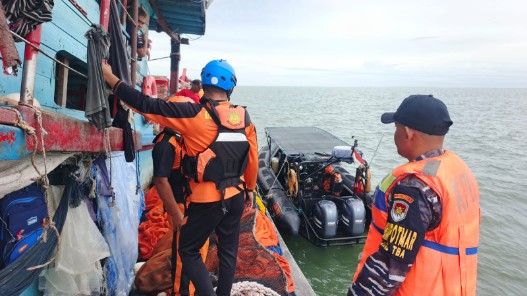 TNI AL dan Basarnas Masih  Terus Mencari 2 Nelayan Hilang di Tanjung Api