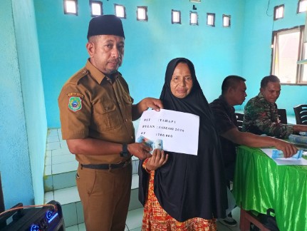 Pemdes Tabona Salurkan BLT – DD Tahap I Ke 33 KPM