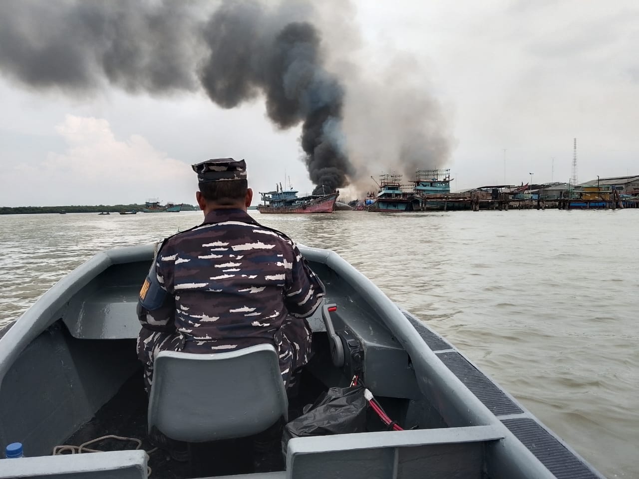 Respon Cepat Kodaeral I Bantu Padamkan Kebakaran Kapal Ikan di Pelabuhan Gabion Belawan