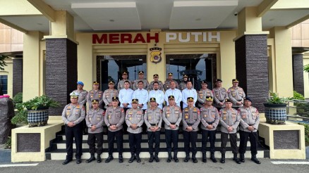 Karorena Polda Aceh Serahkan Jabatan, Kapolda Sampaikan Apresiasi dan Pesan Menjelang Purna Tugas