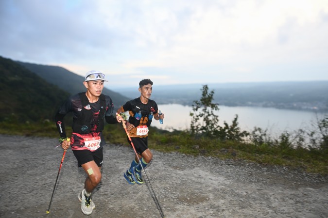 Pelari Mancanegara Terpukau Keindahan Danau Toba di Trail of The Kings UTMB 2026