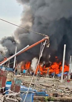 4 Kapal Ikan di Gudang Mitra Laut Gabion Belawan Terbakar, Diduga Ini Penyebabnya