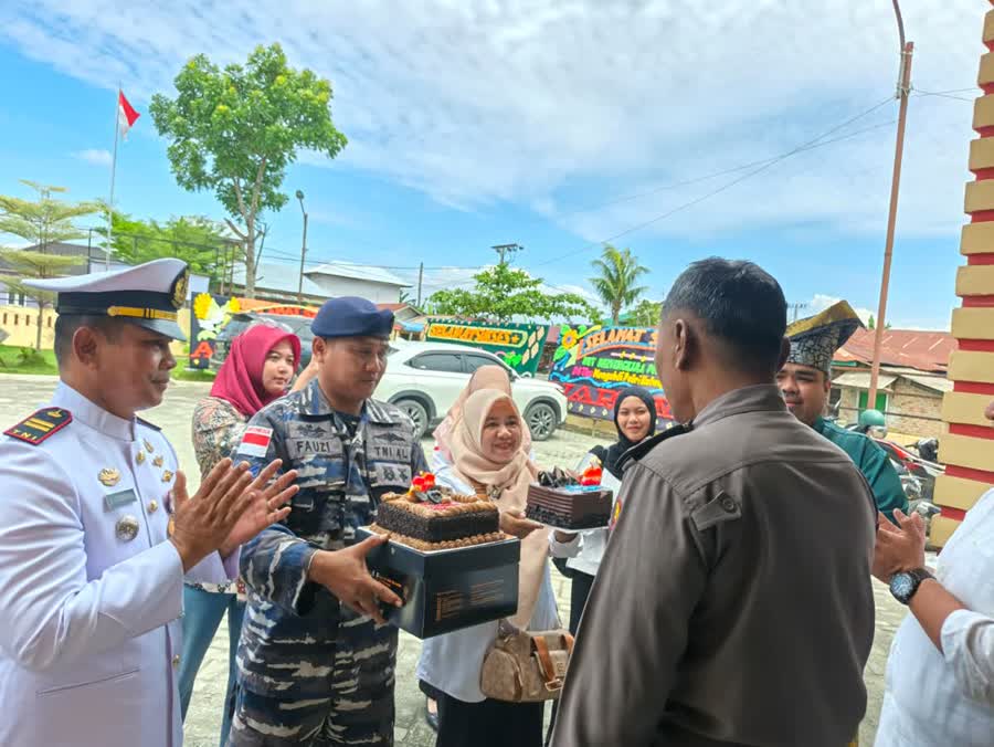 Kodaeral I Serahkan Kue Sambil Bernyanyi Selamat Ulang Tahun di Mako Polsek Pantai Labu