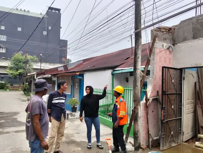 Anggota DPRD Medan, Lailatul Badri Tinjau Pergantian 10 Tiang Listrik Keropos di Medan Timur