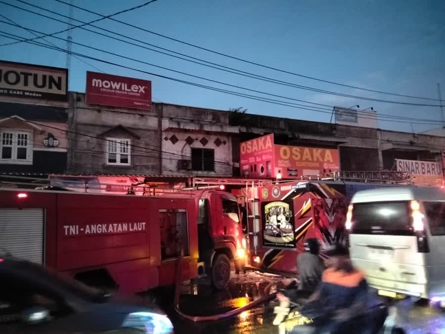 Toko Elektronik di Platina Raya Terbakar