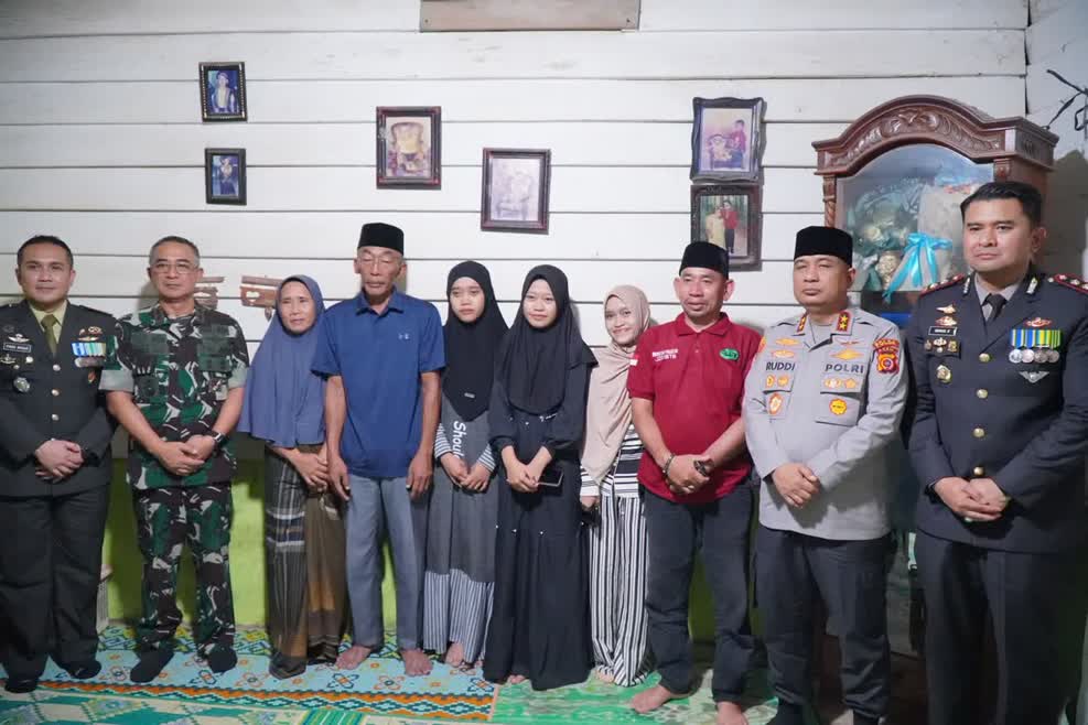 Kapolda Aceh dan Pangdam Iskandar Muda Takziah Ke Rumah Duka Pratu Galuh Nugraha
