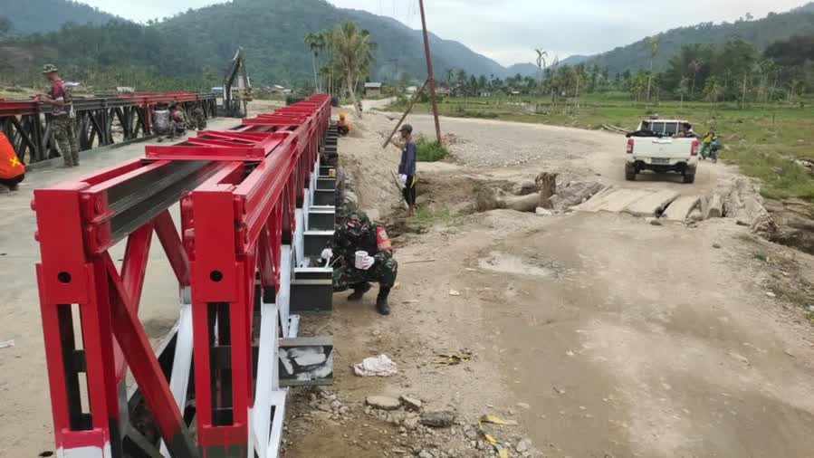 Tahap Finishing, Personel TNI Percantik Jembatan Bailey STA 83 di Lokop