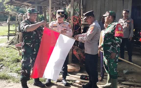 Kapolsek Idi Tunong Bagikan Bendera Merah Putih Kepada Warga