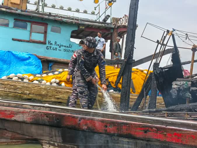 Patkamla Rubiah Evakuasi ABK dari Kapal Terbakar di Belawan