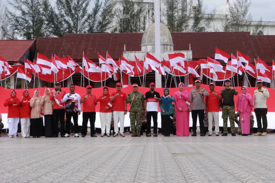 Dandim 0104/Atim Hadiri Kirab Bendera Merah Putih Sepanjang 81 Meter di Aceh Timur