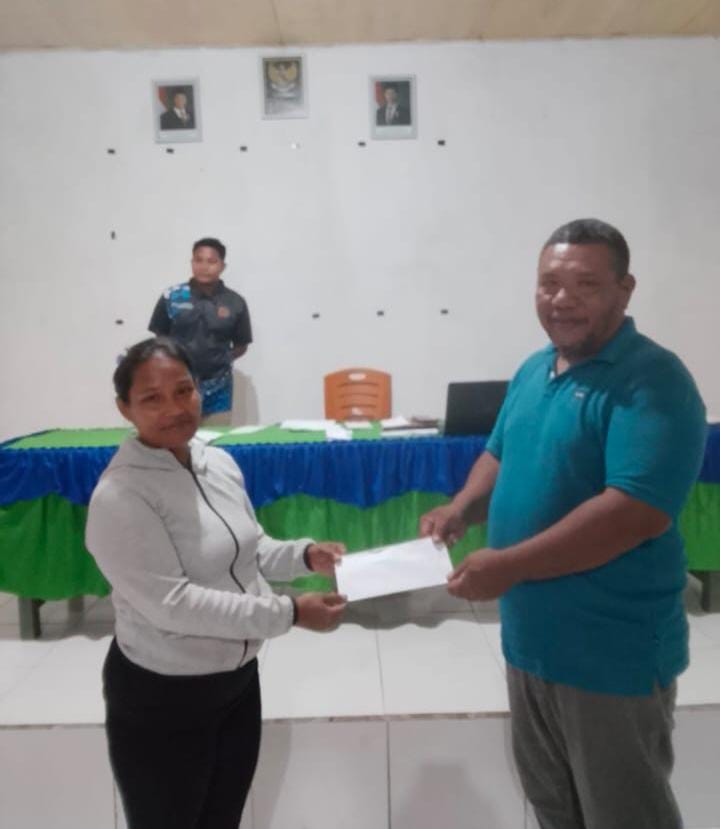 Pj Kepala Desa Fayau Nana Serahkan Dana Operasional BPD
