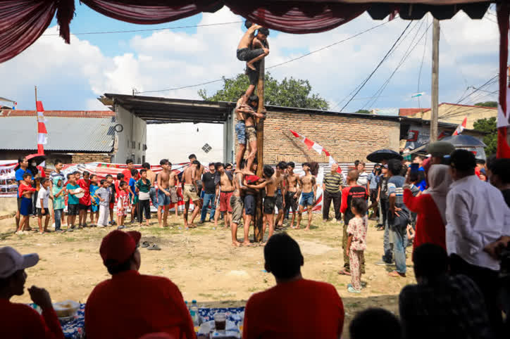Lomba Panjat Pinang Jadi Puncak Semarak dan Keseruan di Gebyar Kemerdekaan di Kota Medan