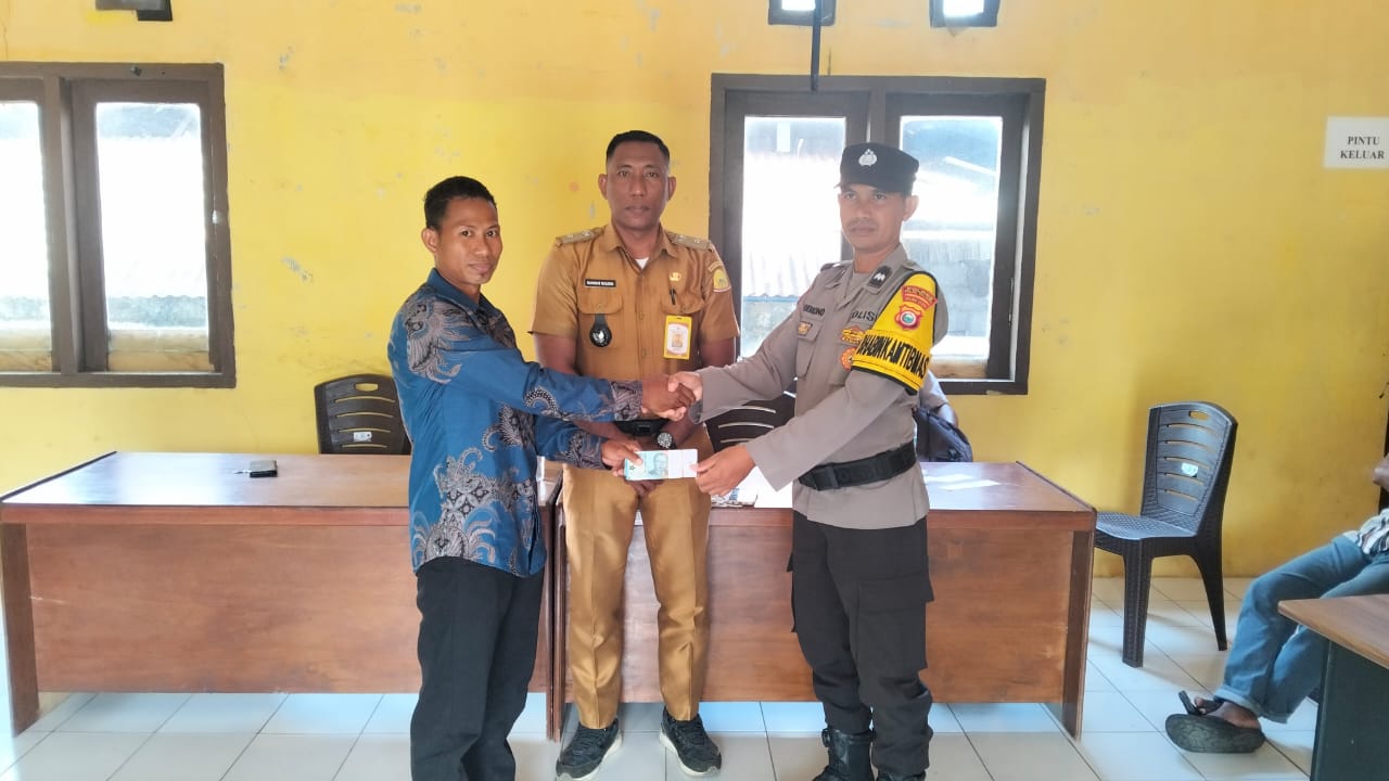 Salurkan Tunjangan Gaji dan Intensif Unsur Pemdes Wolio dan Guru Ngaji Ini Harapan Pj Kades