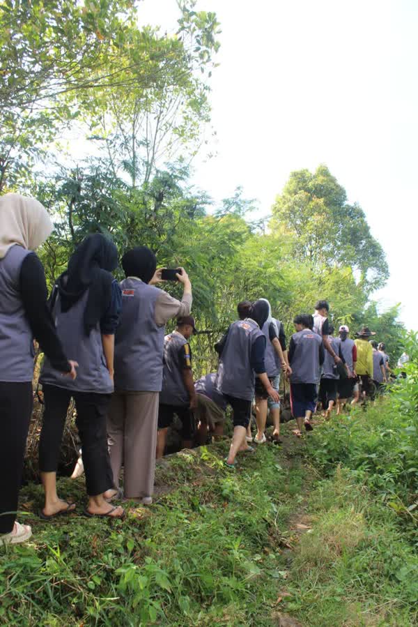 Mahasiswa KKN Unikama, Unmu dan Unmer Ikut Aksi Bersih Sungai Irigasi di Desa Petung Sewu