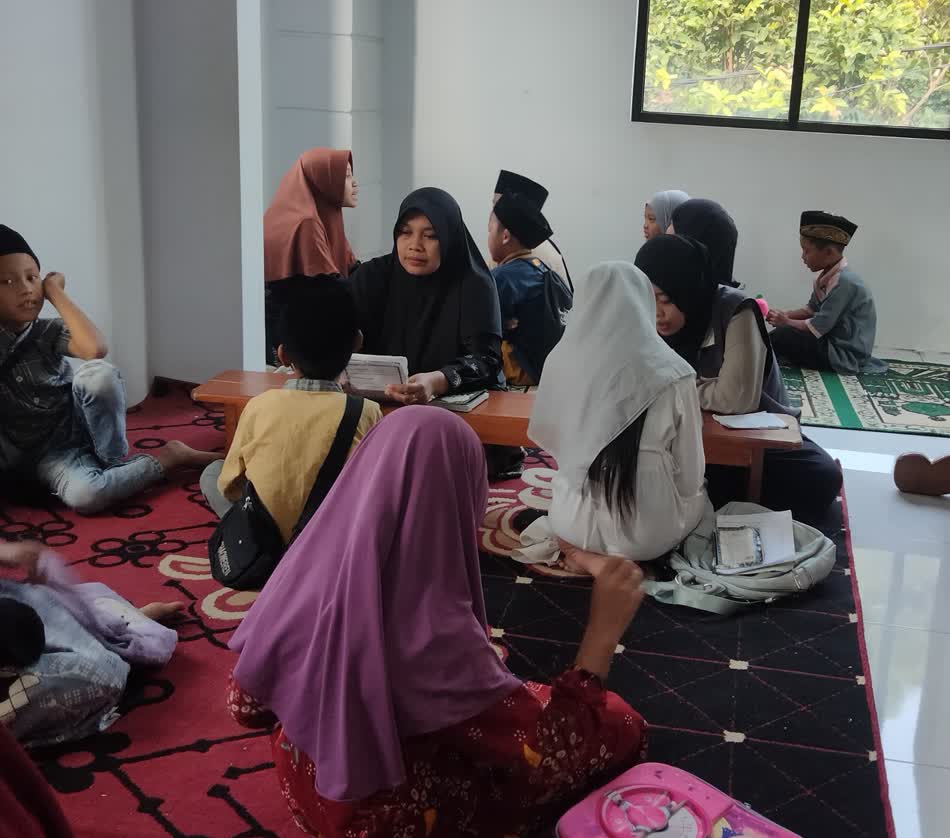 Mahasiswa KKN Unikama Belajar Mengajar Bersama Anak -anak di TPQ Desa Petung Sewu