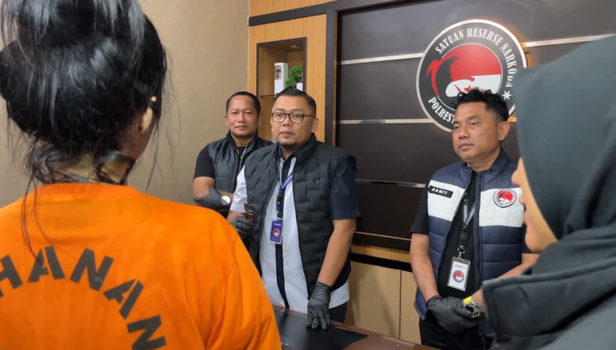 Polrestabes Medan Tangkap DJ Berparas Cantik Edarkan Vape Narkoba, Pemasoknya Diburu