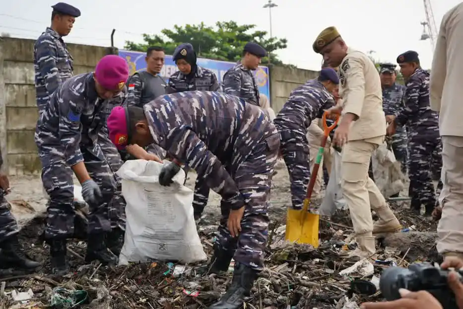 Kodaeral I Bersihkan Pantai Olo