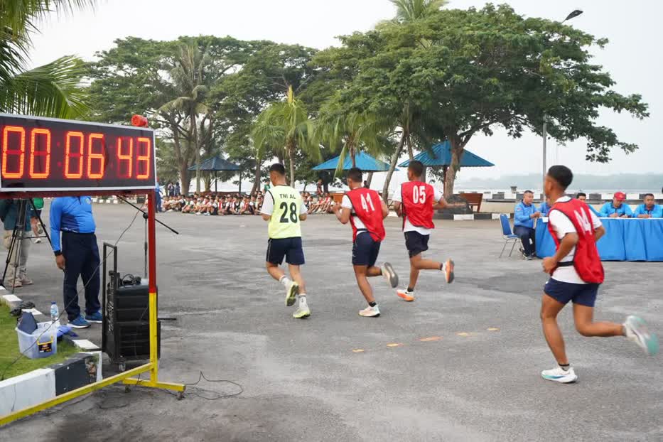 Kodaeral I Tes Kebugaran Jasmani di Tahap Seleksi Calon Prajurit Bintara dan Tamtama TNI AL Tahun 2026