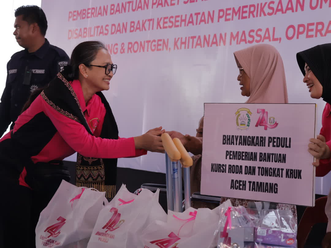 Ketua Umum Bhayangkari Serahkan 6 Ribu Paket Sembako Untuk Masyarakat Aceh