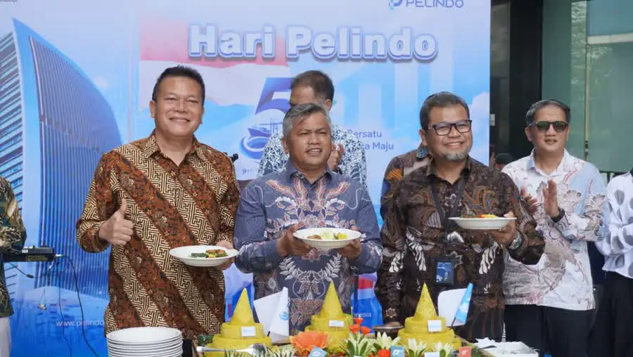 Pelindo Regional 1 Potong Tumpeng Peringati Hari Pelindo Ke-5