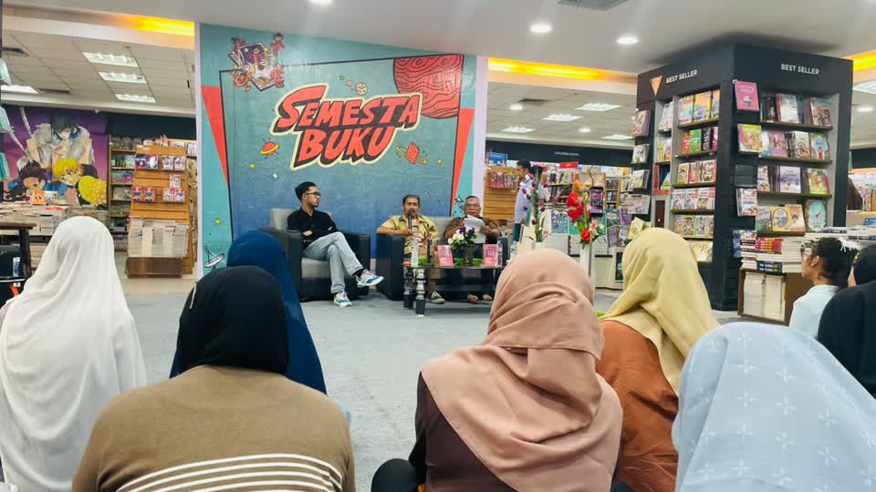 Dosen Bahasa Indonesia FKIP UMSU Bedah Buku Sastrawan Nasional