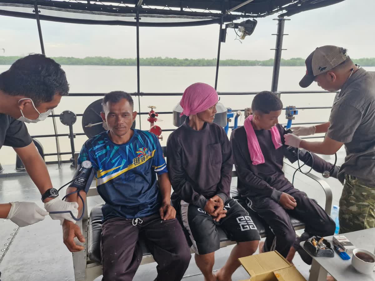 KRI Torani – 860 Selamatkan 3 Nelayan Tradisional KM El Rayyan di Perairan Selat Malaka