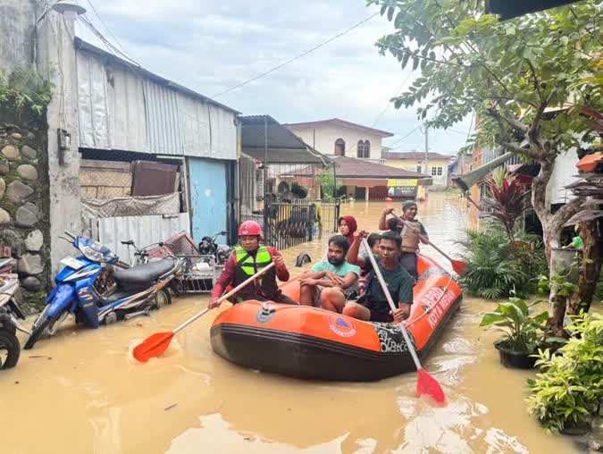 Wali Kota Rico Waas Gerak Cepat Tangani Banjir, BPBD Siaga Sejak Malam, Damkar Dikerahkan Bersihkan Sisa Lumpur
