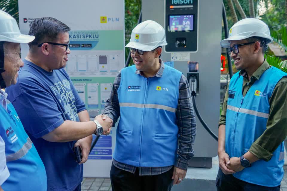 Komisaris Independen PLN Menyapa Pelanggan di SPKLU Cambridge Medan