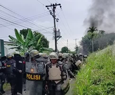 Eksekusi Lahan di Desa Helvetia Dilempari Batu dan Bom Molotov, 4 Polisi Terluka